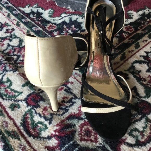Kiss & Tell Open Toe Sandal black and cream suede and patent leather NWOT - Picture 2 of 4